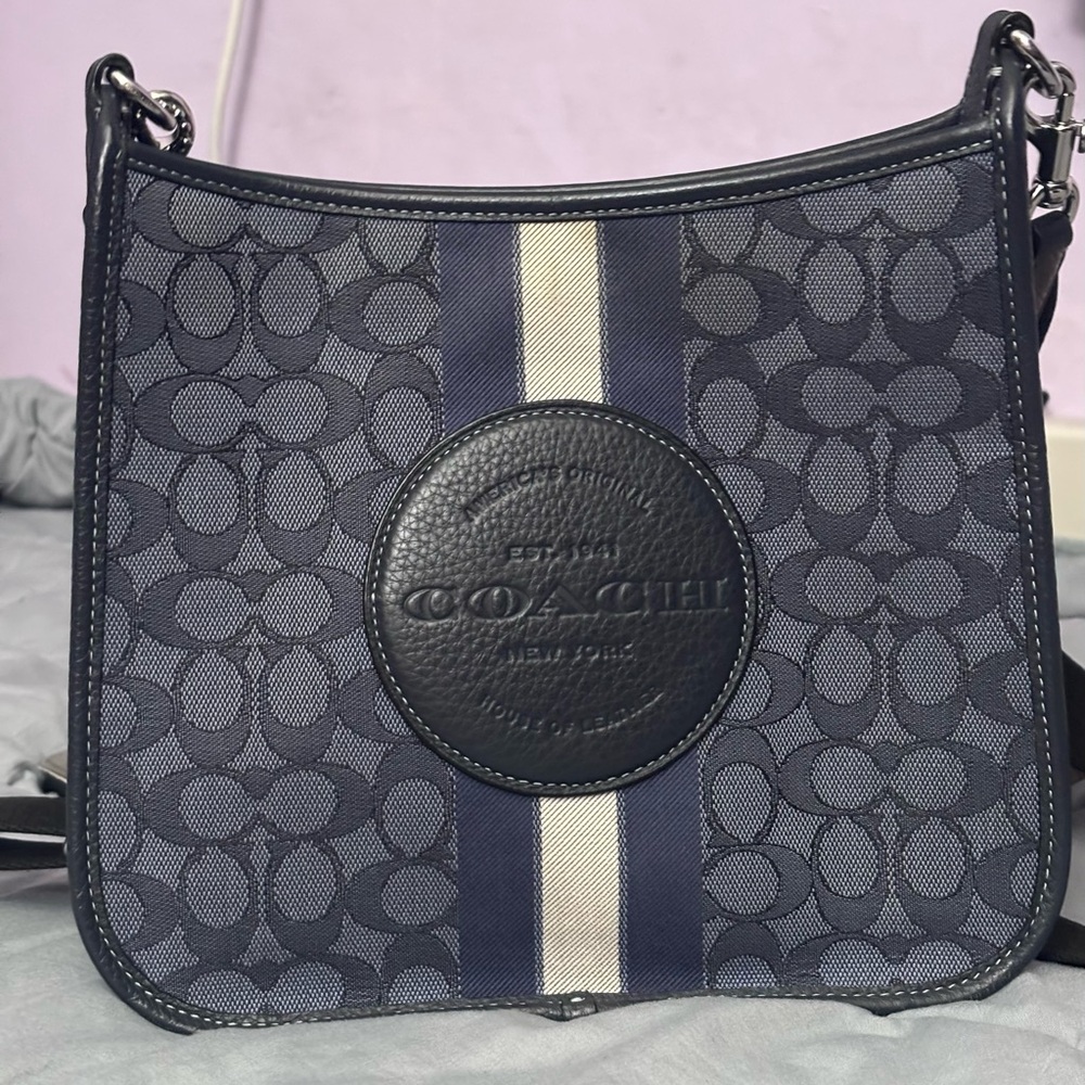 Coach Dempsey File Crossbody
Signature Jacquard with Stripe and Patch Bag